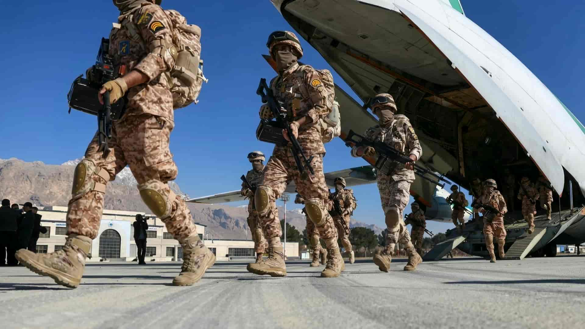 خروج سربازان از هواپیما